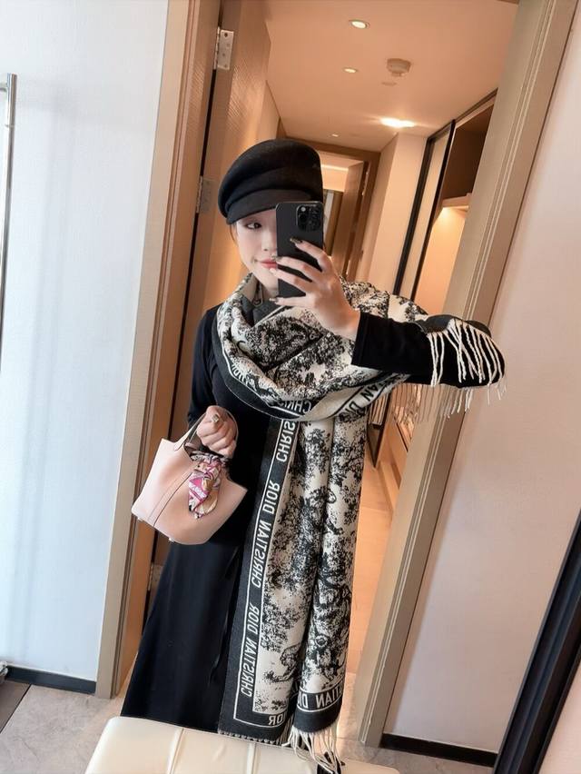 羊绒 高品质 Dior 迪奥 年度最新力作 包芯纱限量版出货 多重迪奥大牌元素加厚款 微微闪烁效果超赞 更显奢华 摸着手感极佳的质地 肌肤触摸上去给人非常舒服的