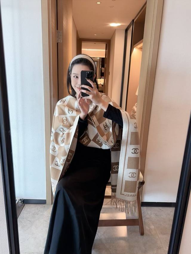 Chanel.香奈儿双面围巾好看的要疯掉了，太有型太有魅力了非常斯文时尚的秋冬单品！真的很喜欢，非常Classical的男款设计100%羔绒，手感真的绝了上身效