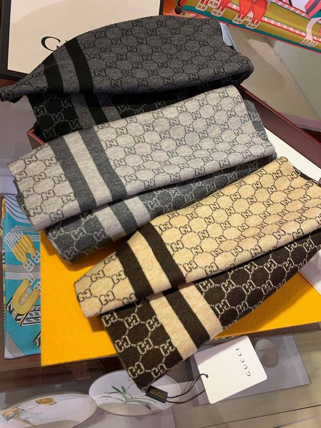 非常稳我们的男款围巾且买且珍惜~~男款真的很少，一年也就出几款，都是出口订单所以比较难遇。男人的东西讲究少而精，好看的男款一定要收！这款Gucci男士围巾，款式