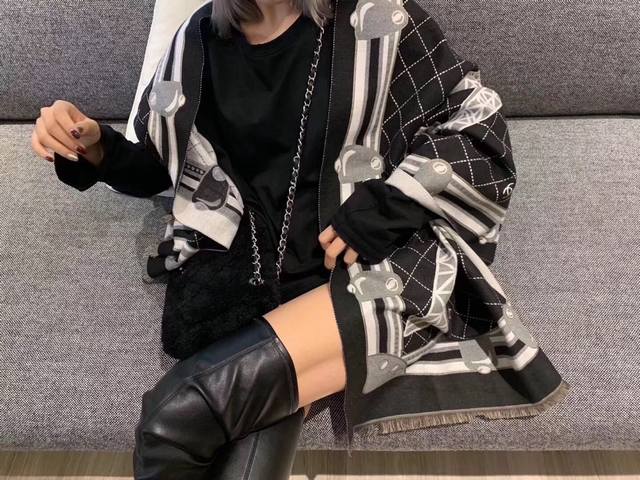 香奈儿铁塔冬季新款大牌围巾，仿羊绒柔和保暖，双面双色，做工精美，既是围巾又可以做披肩，尺寸180*70