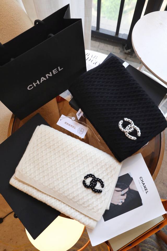 白色针织，Chanel 新品，菱形格Logo围巾，选用高捻度羊毛纱线，紧密扎实，手感饱满柔软，7针全件搬针工艺，织面颗粒状菱形格纹路，凹凸有致，富有层次感。Lo