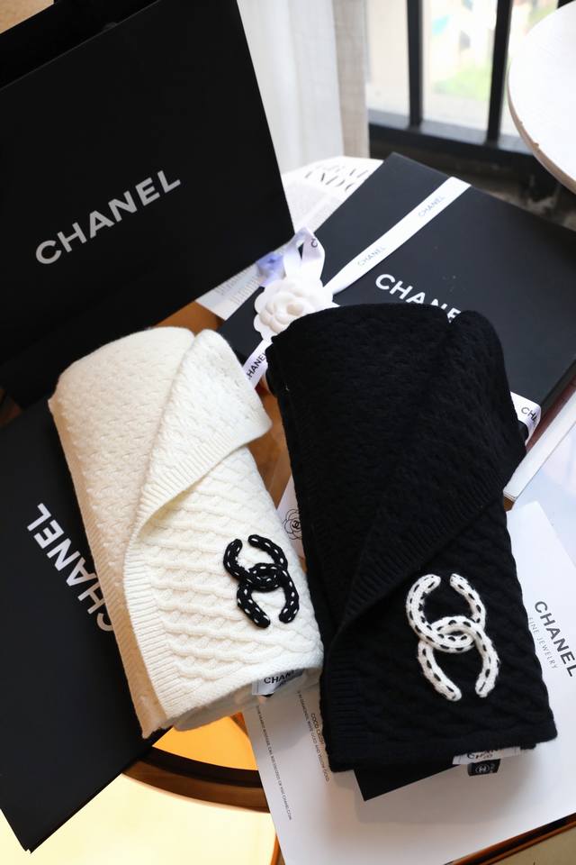 黑色针织，Chanel 新品，菱形格Logo围巾，选用高捻度羊毛纱线，紧密扎实，手感饱满柔软，7针全件搬针工艺，织面颗粒状菱形格纹路，凹凸有致，富有层次感。Lo