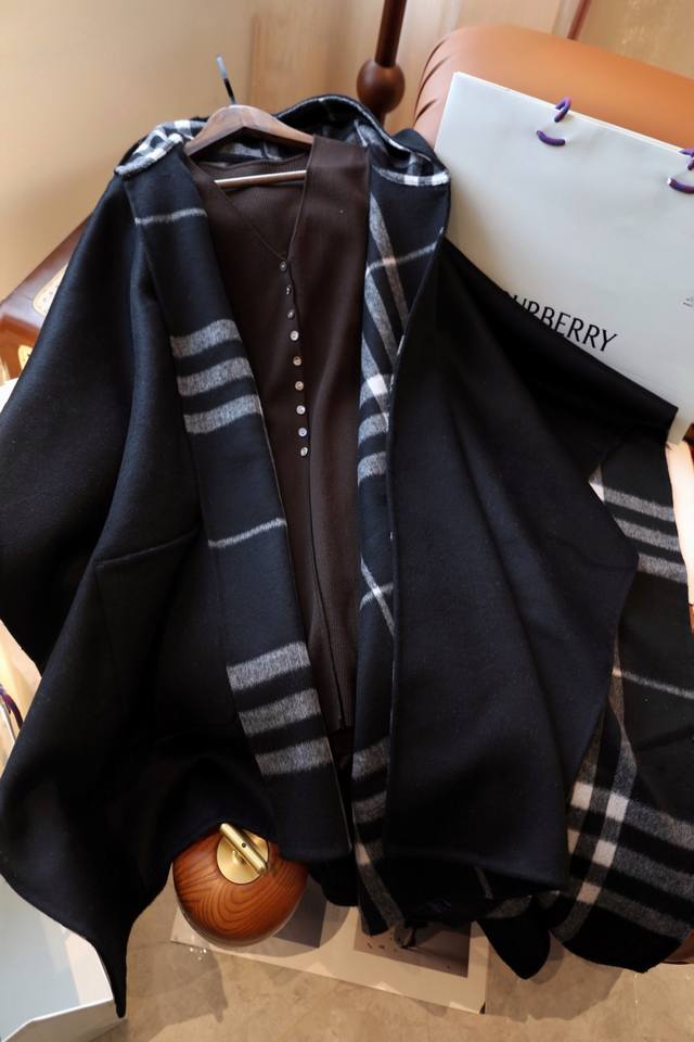 刺绣非常Nice，张婧仪同款斗篷 Burberry 24冬季连帽格纹斗篷. 100%山羊绒的材质，双面可用 柜柜里价格p虽达2.85个，不过也非常有份量喔 细节