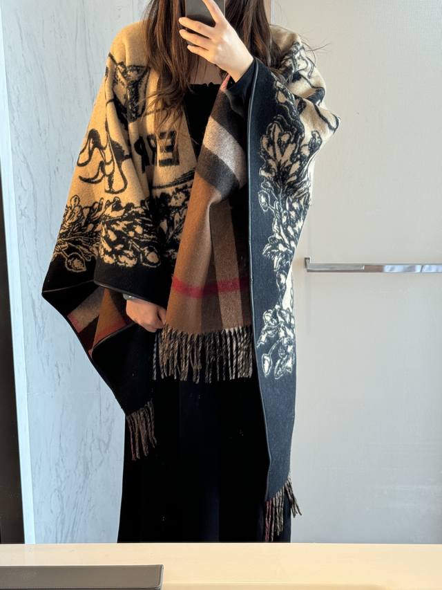 高版本对版货Burberry最新款骑士战马双面提花披肩斗篷经典中的经典.介绍这款Ab面效果很难织造可以和羊绒大衣媲美的实用东西而且双面可以两穿.不买它买谁而且原