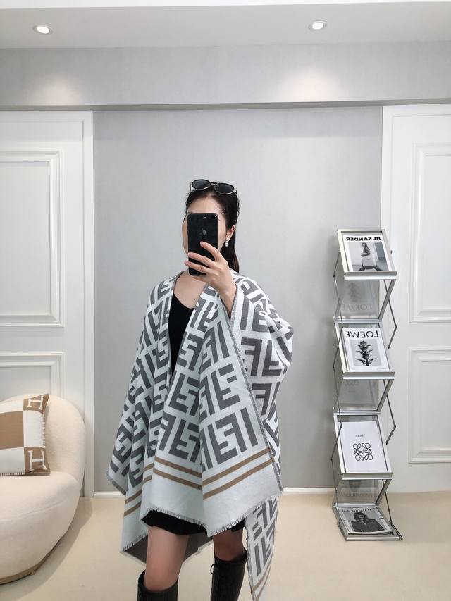 终极版真香系列必入年度必入 我知道你们要的是最好的品质！！！这款Fendi披肩真的是全网最火斗篷！！我们的终极版本放一万个心入！！！Ko掉所有市面版本的独家Dg