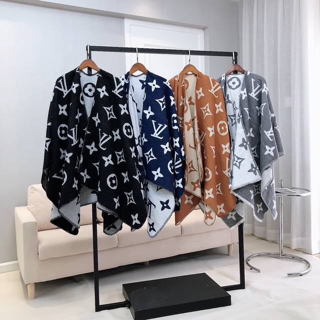 璀璨银河。巨巨巨巨美的闪光女神 超级好看！！！这款Lv披肩也是我疯狂喜欢的一款，一试完就爱惨！！！美利奴顶级羊毛，从而达到面料轻盈柔软，闪闪微亮，璀璨似星河，在