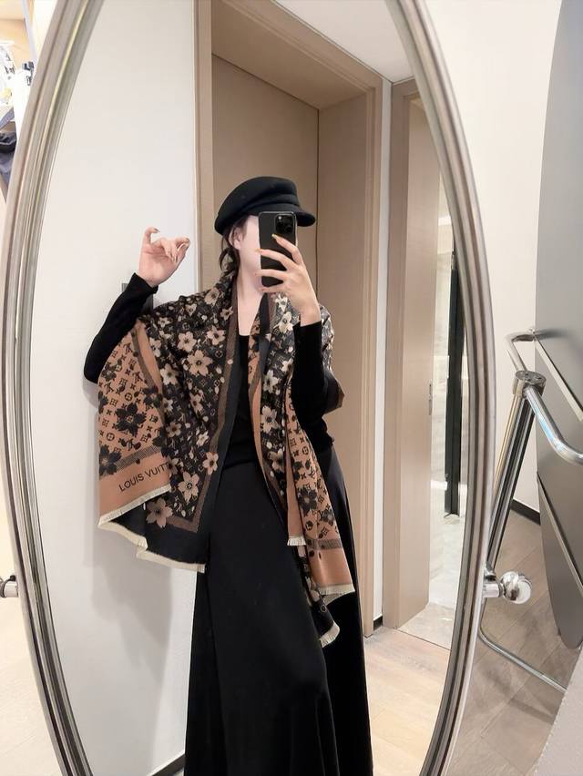 Lv X Tm Monogram Cerise 18065 Lv × Tm Monogram Cerise 方巾出自路易威登X村上隆复刻系列，点缀Monogra