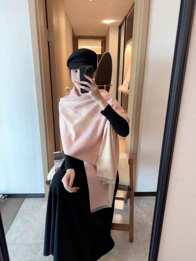 好看的要疯掉了，太有型太有魅力了不得不佩服Lv今年的设计师，把Lv经典元素再一次盘活了，让经典与潮流来一次完美碰撞！！这次不再是传统黑白灰风格，大胆的色彩冲击使