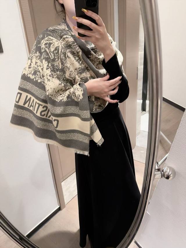 迪奥 爆款原单极品来啦Dior最最新的专柜主打款 D丛林动物原单 羊绒长巾 度假及日常都非常好搭配的款订单私流 一看到就想去度假平时穿搭也非常好搭配，整个人看起