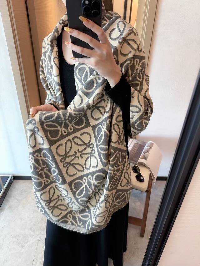 罗意威字母围巾，新色 比做工 比配件 比精致度 罗意威涂鸦款双面围巾，男女同款。Loewe超美新款围巾！超级推荐入手！超难买哦！原单品质好货，甩市场货N条街，进