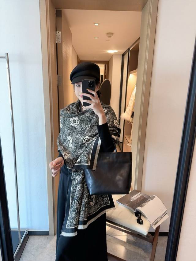 Chanel羊绒长巾 新款长巾 极力推荐款重磅进口纯羊绒围巾，最好的羊绒纤维，没有一丝杂色，真正的奢侈品中的极品，质感显得更加奢华，手感棒极了质感品质不想多做描