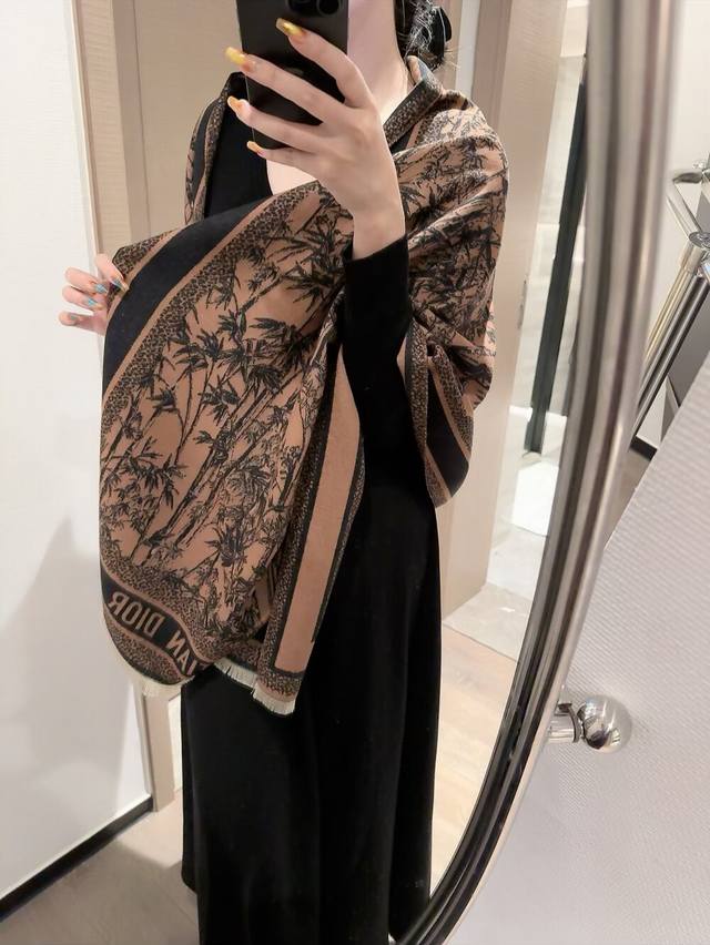 实物真的高级到不行~Dior高定新作，上身真的无敌高级女神感奢华和低调的最佳呈现，懂货的绝对要入Baby Cashmere小山羊绒纱线相互交织，营造出经典的小千