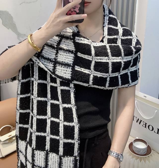 出口单剩余 小香今年又一力作，绝对史诗级设计，气质款，配大衣配什么都美美哒，最高规格礼赞.怒吼推荐拼接系列针织款，让她陪你温暖行走江湖系列高端系列，手感软糯舒适