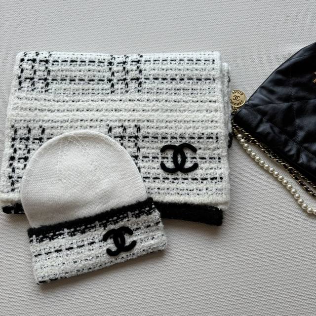 上新！Chanel 香奈儿 拼色格纹围巾 选用羊毛混纺材质 7针拔花工艺，织物表面纹路立体，有层次感，呈凹凸格型纹理，完成织片后，再手工手挑Logo 黑白经典配