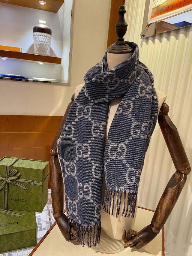 高品质Gucci周年纪念款，千呼万唤使出来呀，图案真的超级好看啊~就喜欢这种Gg腔调！价格p超级给力，福利推荐专柜售K＋面料是强捻精纺双面真丝莱恩羊毛，非常工整