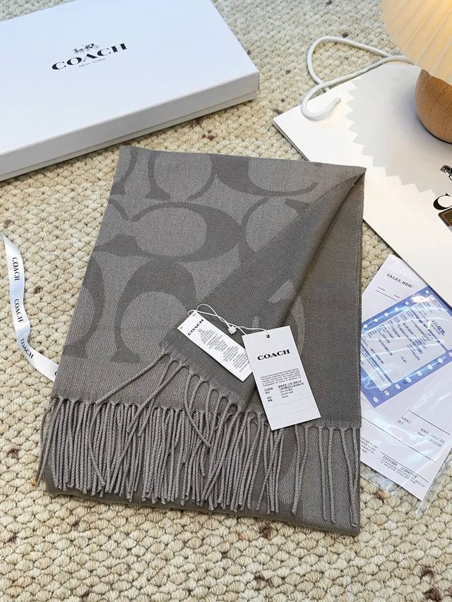 蔻驰 2025年新款到！品质好 原版原标 懂行入 Coach爆款！太好看了吧！不仅有颜值还有品质，手感超级软糯和舒服，整体宽度还可以，算是个小披肩。正反面做的互