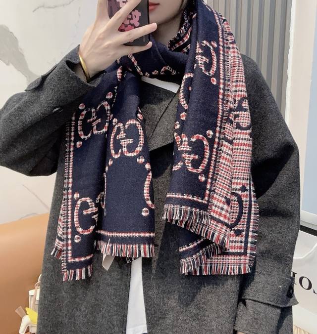 Gucci 古驰 经典Gg图案是品牌在30年代开始使用的标志性元素之一，历经近一个世纪的发展依然为品牌探索全新表达提供灵感。在这款羊毛围巾上，它以夸张的方式呈现