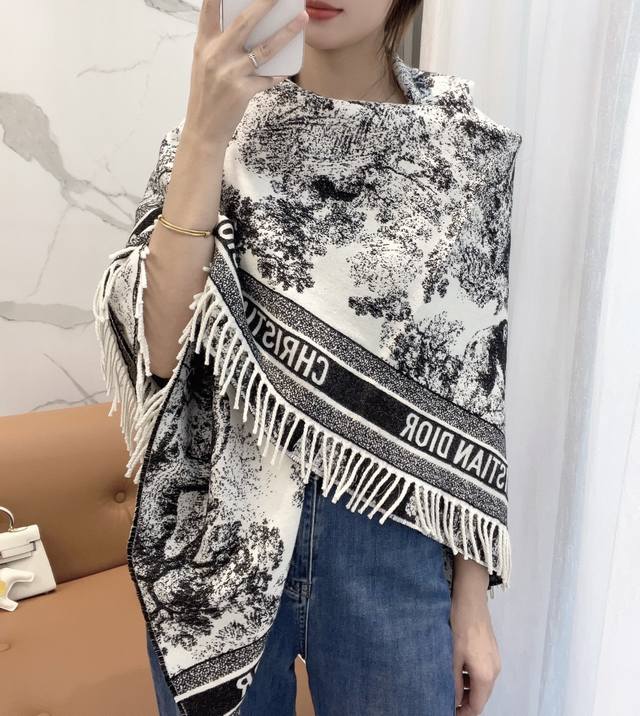 动物 Dior 迪奥Cd提花Logo印花大方巾围巾披肩毛毯三用，材质:57%克什米尔进口羊绒 43%羊毛面料 尺寸:140*140Cm，超级惊艳的一款！超唯美的