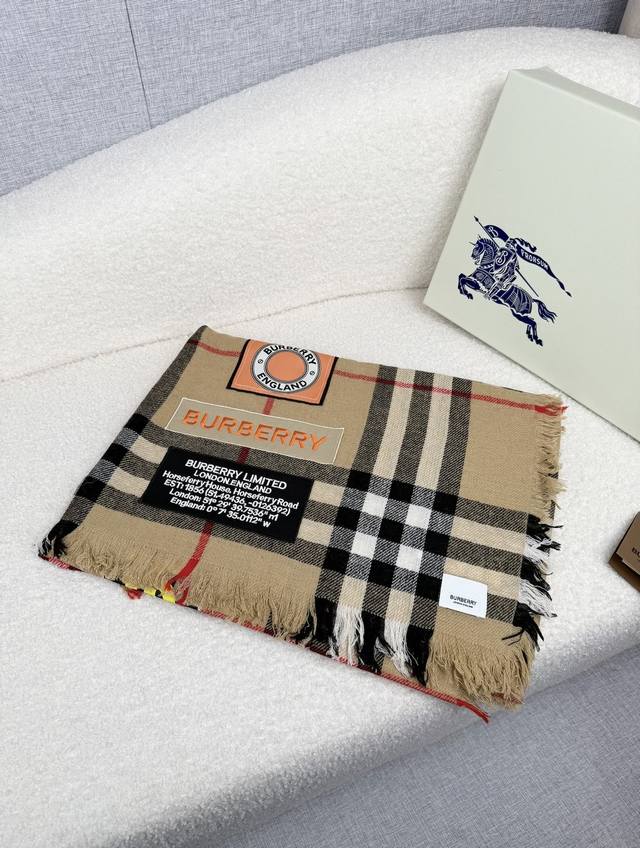 Burberry。博柏利徽章最新款~纹路清晰面料是极好的尼泊尔山羊绒原料。触感柔糯细腻像极了婴儿的肌肤。围巾四边散须动感有活力！上身很气质，用一万年都不会过时的