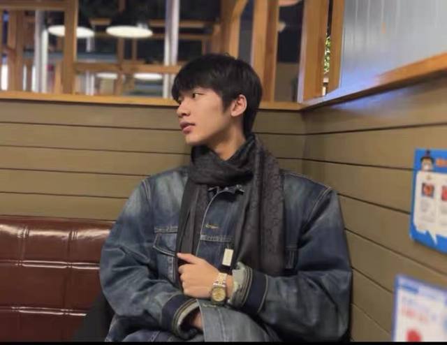 G家。 四季双娇！Gg双面中等薄款真丝羊毛围巾！！ G热销热卖的老花长巾~也是提升气质和品味的好单品！！评价都非常好，四季必备！！真的无敌实用！！G难得的丝毛长