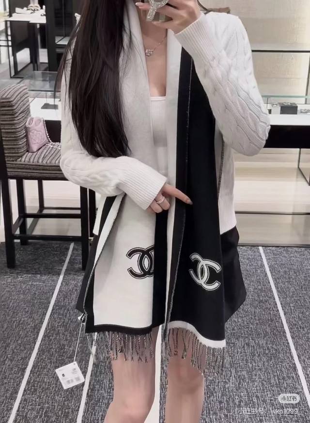 C家。黑白色。 双面羊绒围巾 顶级双层色织工艺！此工艺只有纯正代工厂p才有的工艺专柜原版紫外线加热感应双防伪吊牌！100%顶级丝羊绒，高尖端产物！时尚大牌颜色超