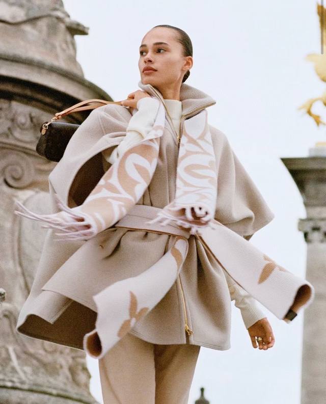 Lv家。24年秋冬新款大驴家Medallion 围巾，以大号经典字母和 Monogram 花卉彰显品牌格调，再以纤长流苏饰边增添华美质感。绵羊毛围裹舒适暖意，无