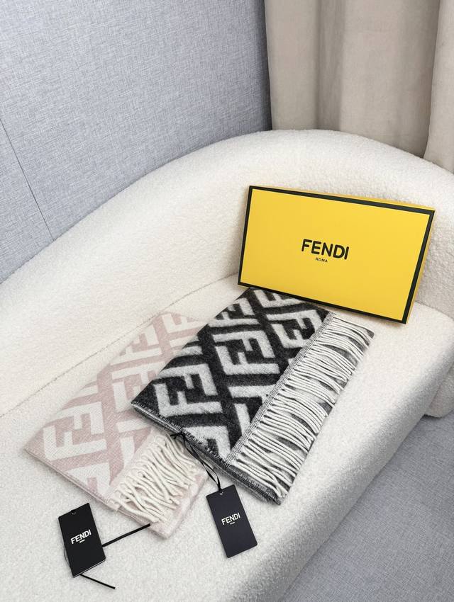 F家。 Ff双面渐变 最新出炉 连代购图都少的新款 炒鸡无敌的美 双面双色提花渐变 羊绒羊毛原料 手感简直了 炒鸡厚实 双面可用 马卡龙的配色 都是经典至极 自