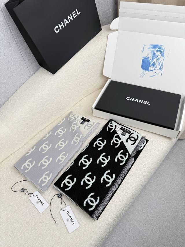 C家。 灰白 高版！专柜1:1原版复刻！！ 认准专柜标！品质1:1保证产品质量！！真香系列！Chal专柜爆款围巾！！注定要火火火啊！！！现在天还没冷专柜就各种断