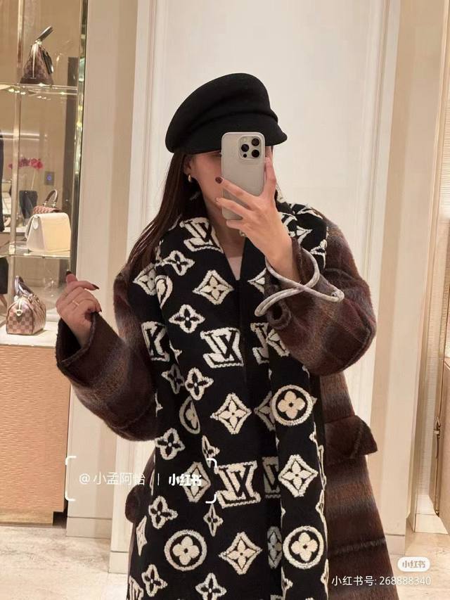 驴家 Lv ｜3D 围巾 Size ：34*200Cm 材料：90%羊毛，9%山羊绒，1%桑蚕丝 最新款3D 围巾为柔软毛绒混纺织入 Monogram 图案，再