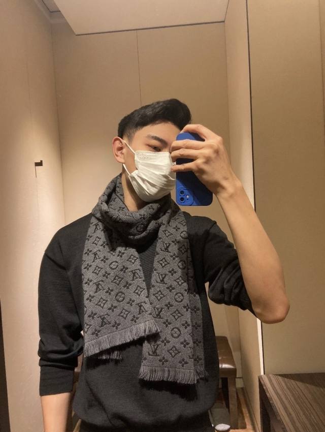 Lv Monogram Classic 重磅推出有标志性Mono的梭织花纹围巾，非常非常好的品质 整个围巾给人大牌气场的同时又非常精致内敛不张扬，时尚与尊贵品味