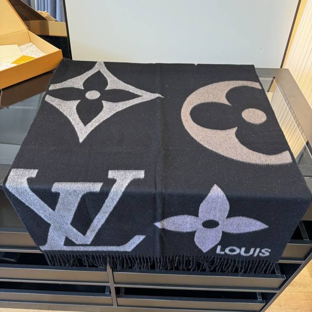 2025秋冬男女同款，同步，高端羊绒针织围巾！ 可正式，可随意，非常Classical的设计。这款织法比较难，又很费纱线，工艺难度非常大！！！这样的围巾，绝对是