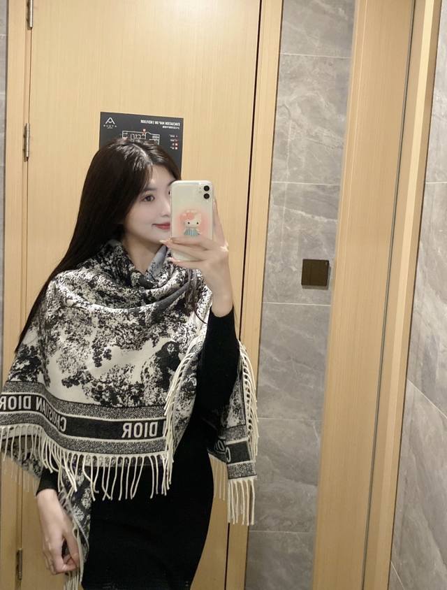 动物 提花Logo印花大方巾围巾披肩毛毯三用，材质:57%克什米尔进口羊绒 43%羊毛面料 尺寸:140*140Cm，超级惊艳的一款！超唯美的一款订单，去年外贸