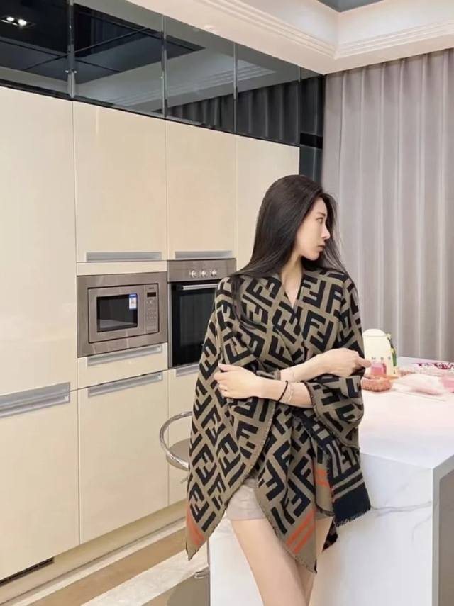 极品Fendi重磅最新经典Ff字母羊毛斗篷，大极品F主打的斗篷，也是刚上架的好玩意儿正儿八经的好东西，真材实料非常重磅，这样的一件非常耗原料这个等冬天了绝对也会