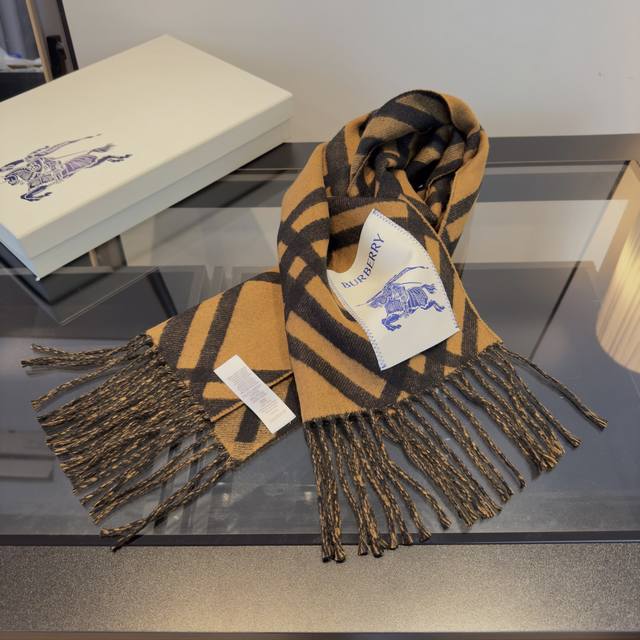 柔软面料 流苏版B大标 升级面料 原版原标 手感柔和 做工细腻 品控做到极致 熟客闭眼入的百搭款 100%羊绒面料 男女通用 规格168*30。