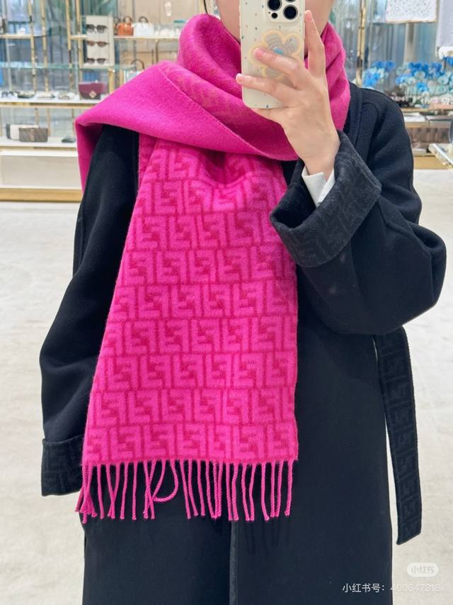 新款极品Fendi今年最火的围巾全世界都在抢的老花Ff字母款主打的限量大极品也是有钱也很难买到的好玩意儿正儿八经的好东西，真材实料一模一样，这样的一条非常耗原料