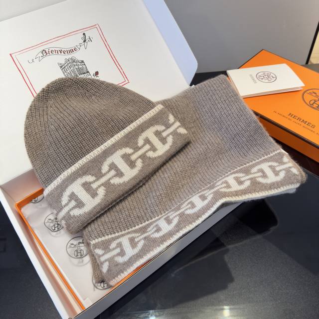 爱马仕新款套装 又保暖又有质感的羊绒围巾帽子套装，温暖一整个冬天，毛茸茸的好温暖，秋冬氛围感拉满，高级又好看，尺寸30180