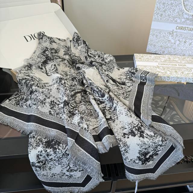 普通版本 迪奥 爆款原单极品来啦Dior最最新的主打款 D丛林动物原单140 羊绒方巾 度假及日常都非常好搭配的款订单私流 一看到就想去度假平时穿搭也非常好搭配