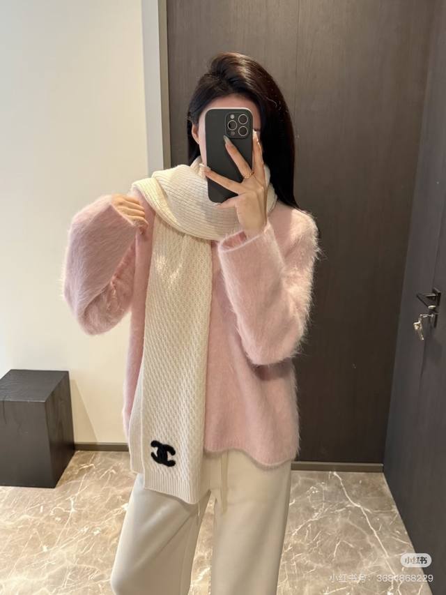 Chanel 24B 米白色针织围巾 各有不同的美，个人更喜欢第一条，100%羊绒，触感柔软似棉花蓬松，长度很够，凹造型妥妥