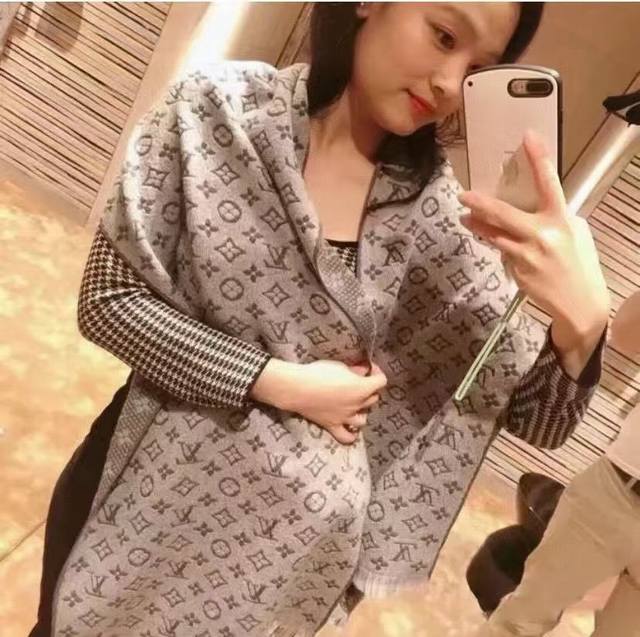 爆款Lv 重磅推出有标志性Mono的梭织花纹围巾，非常非常好的品质 整个围巾给人大牌气场的同时又非常精致内敛不张扬，时尚与尊贵品味尽显 围巾使用了最高端的提花织