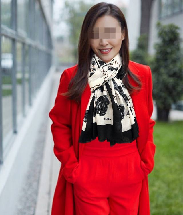 上新 小香2025最新款、太美到心动实物真心美 披肩配以印花无论设计喷绘都是非常到位细节都可见整个围巾给人气场的同时又非常精致高端Vip推荐绝对值得入手的款尺寸