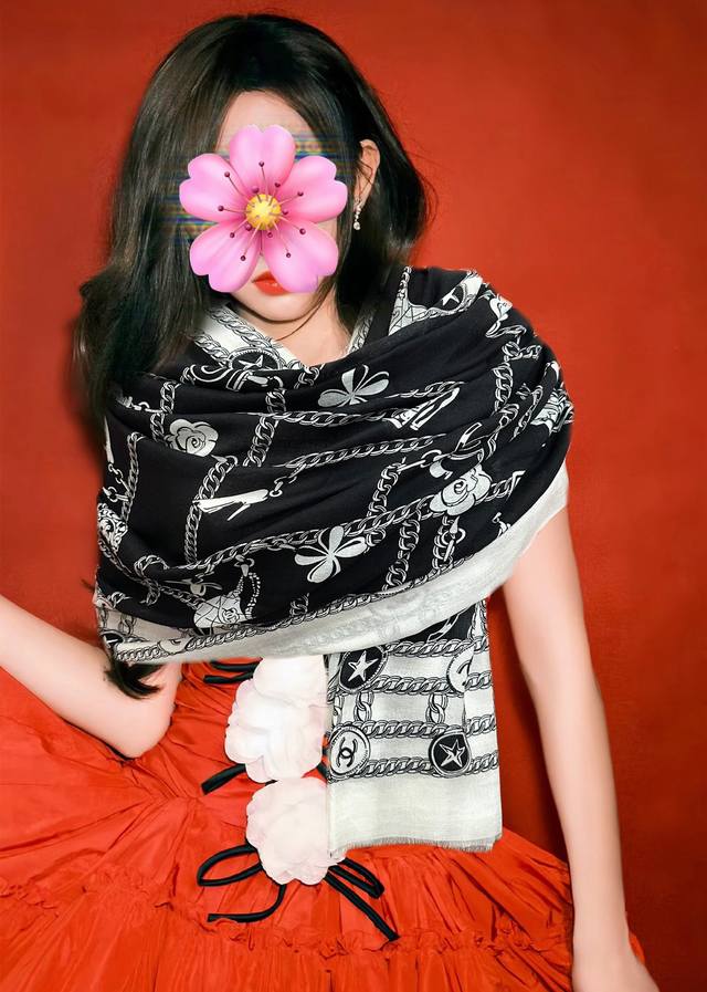 新款香奈儿 Zg同步 太美了 女士们必备款秋冬首选 经典优雅Coco风 ~气质到骨子里 香奶奶新一季的面料超高级，真心超级柔软，丝丝顺滑 韧性很强 不容易被轻易