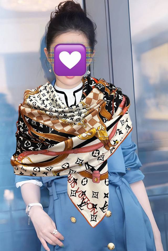 上新 太好看了 L V 高品质 2025顶级设计 Zg同步 双面同色 经典优雅 ~气质到骨子里 新一季的面料超高级，真心超级柔软，丝丝顺滑 韧性很强 不容易被轻