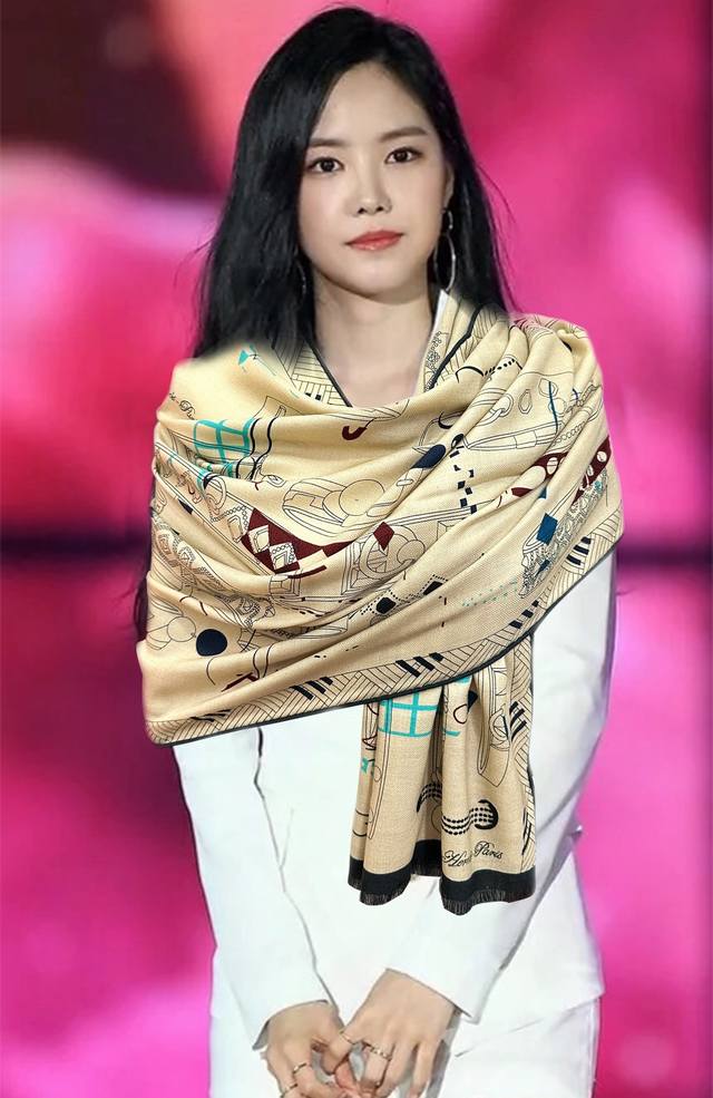 新款爱马士2610双面同色印花 四季都可以用真心美的让人非常非上身效果简直美翻了 品质非常完美整个围巾给人气场的同时又非常精致秀丽绝对值得入手的新款实物一拿到就