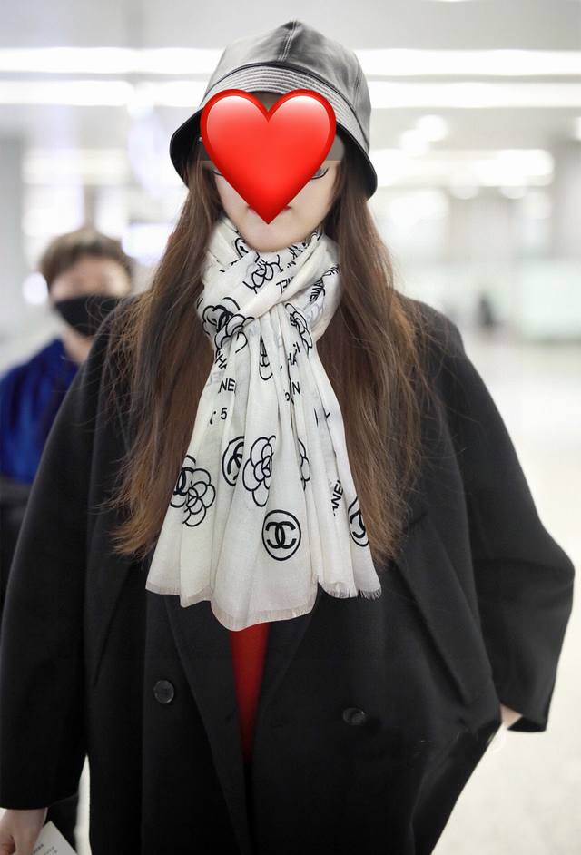 上新小香 银丝2025 闪闪发光 顶级设计太美了，真心赞 羊绒长巾 实物真心美 披肩配以印花无论设计喷绘都是非常到位细节都可见整个围巾给人大牌气场的同时又非常精