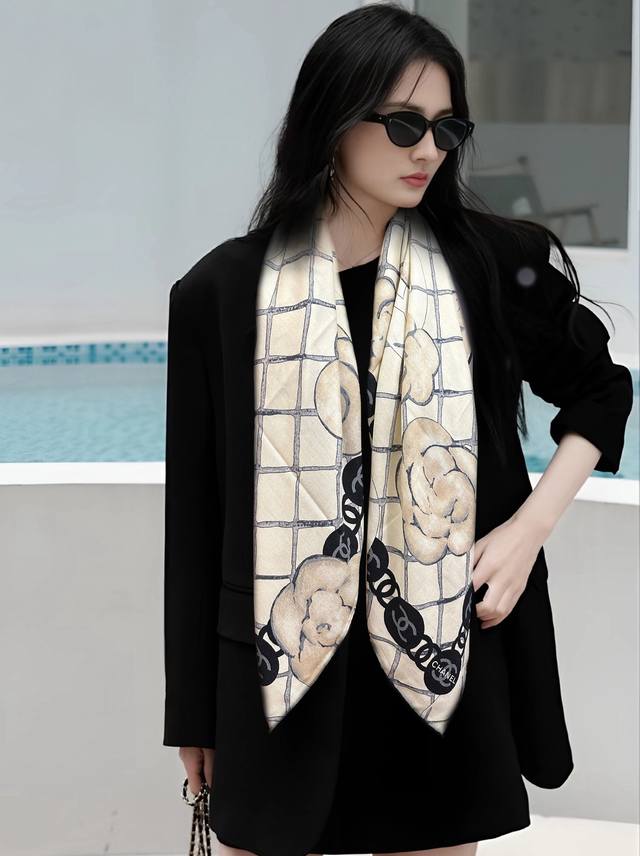 上新香奈儿 香奶奶永远都是这么经典 双面同色 太美了 经典设计优雅风 ~气质到骨子里 香奶奶新一季的面料超高级，真心超级柔软，丝丝顺滑 韧性强 不容易被轻易勾丝