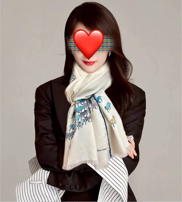 上新 爱马仕 双面同色小马跳跃 太美了 下手一定要快[嘴唇]四季都可以用 真心美的让人非常非上身效果简直美翻了 品质非常完美整个围巾给人气场的同时又非常精致秀丽
