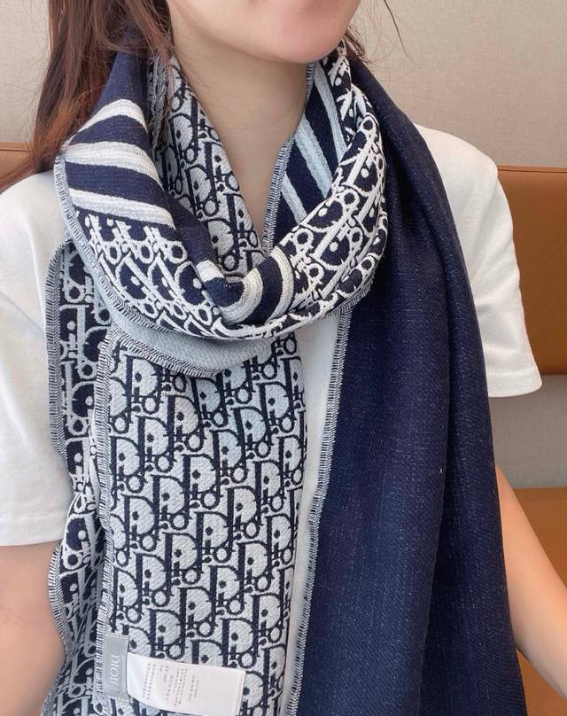 Dior官网最新款双面围巾男女士的福利 超温柔洋气的双面设计感觉这个比以往的设计都更显年轻更显温柔更气质有木有！！感觉她能与一万件上衣匹配在一起，双面围巾设计