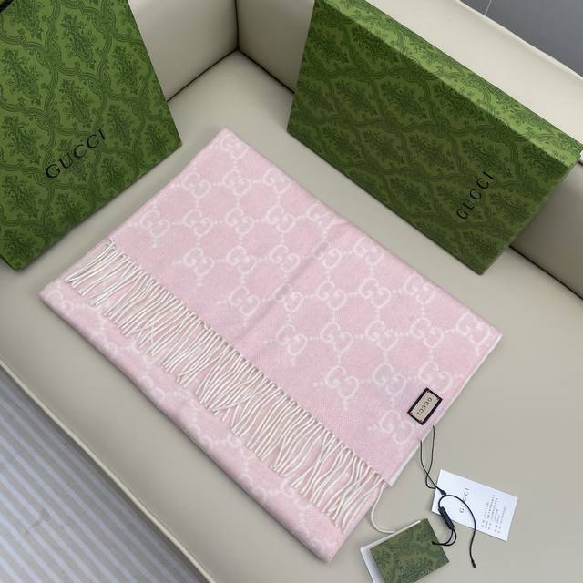 专柜同步古奇 双G提花渐变色披肩 精工高密度字体清晰 面料为客供100%羊绒 和专柜一致 手感柔软细腻有份量45*200Cm