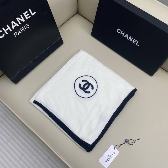 经典款继续卖！！张柏芝 娜扎吴昕同款羊绒针织小香，刺绣Logo+配上极简的黑白条纹边，使得整个围巾干净舒适又高级，上身效果非常不错， 尺寸:65*180，材质: