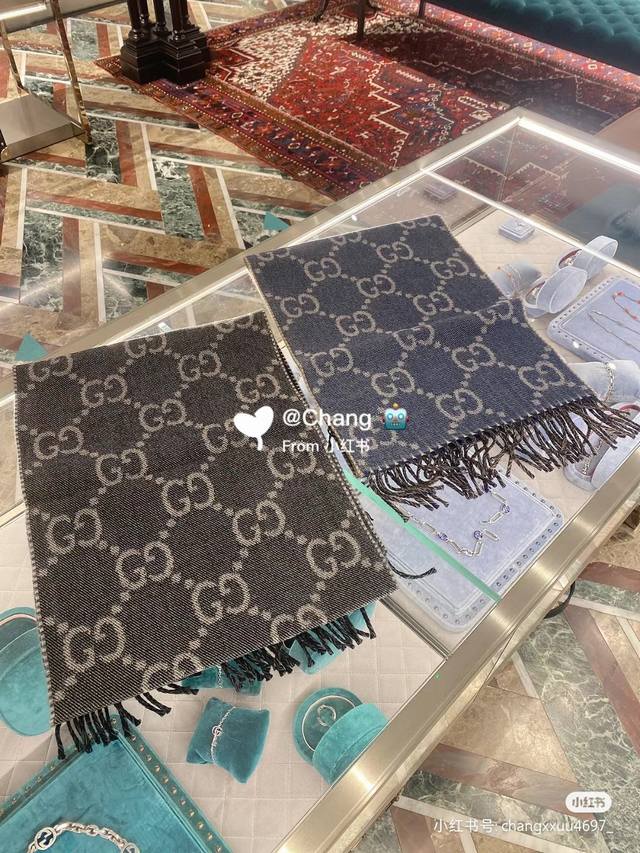 Gg双面 免代购的双面通用围巾一模一样Gucci重磅极品贸易公司渠道货重磅家属福利少之又少的通用款里，这个算流弊的。在G专柜N次见到我们的品质真的绝了，还是之前